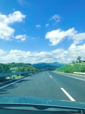 一定要给一个大大的好评，穿的是真的舒服，上场6.18做活动就想买，然后没有了尺码，这次又抢到，想着夏天热这个带洞洞穿着能舒服些，结果转眼着就到秋天了，哈哈哈，不过最后加上领卷什么的才100出头真的很便宜。以前在天猫上买东西，都是系统自动好评，花了好多好多钱，后来才知道淘宝评价得积分，可以涨淘宝值，才知道评论的重要性，所以以后无论买什么东西，我都先把这段话复制下来，然后再写宝贝评价，没错，评论80个字以上就可以获得积分。