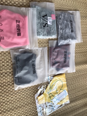 颜色很正,实物和图片上都是一样的。料子摸着也很舒服,小裤裤边都是有边的所以不会卷。等过水勒 颜色很正,实物和图片上都是一样的。料子摸着也很舒服,小裤裤边都是有边的所以不会卷。等过水勒