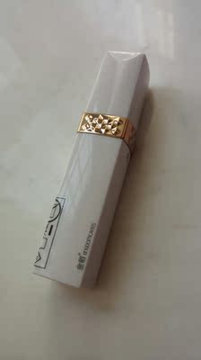 里面有电池装上就能用很方便 脱毛膏用过几天后再用这个剃 效果还是可以的 剃完不疼 小灯设计很贴心