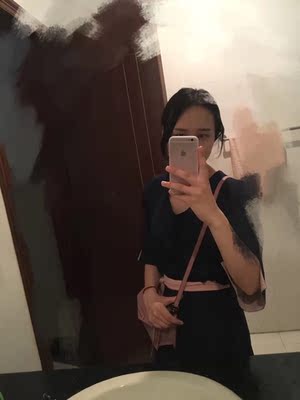 凑图随便发的图，她们家的胸罩我买了好多个啦，很喜欢很喜欢，聚拢效果很好，买的都有一套一套的，配着短裤买，嘻嘻，一直支持。