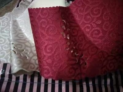 宝贝的布料质感很好，摸着很舒服。颜色和版型都很正。这是第二次在这家店买内衣了。值得回购