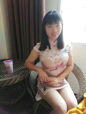 穿过两次，真丝会容易起皱很正常，洗完自然挂晒，都不需要烫，也没有掉色，没有缩水哦！第一次穿旗袍，就是穿起太贴身，挺喜欢的旗袍