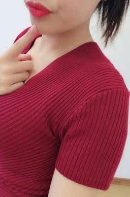 衣服颜色款式和图片上的一样，料子不错，搭配衣服显得身材苗条，很喜欢。