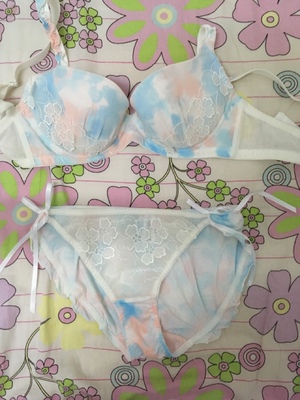 挺好看的。最开始杯型买得不合适，跟客服重新确认了下胸型后换了一次。内内很舒服。bra先穿穿，合身就再买一套。