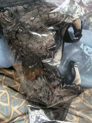 内衣聚拢效果非常好，质量没话说，料子穿上很舒服。颜色淡淡的,很漂亮,薄厚适中,这个季节穿刚刚好,很满意