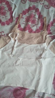 不错 细节挺好的 可调节肩带很实用了 摸起来有一点冰凉的 手感很好 总体很喜欢