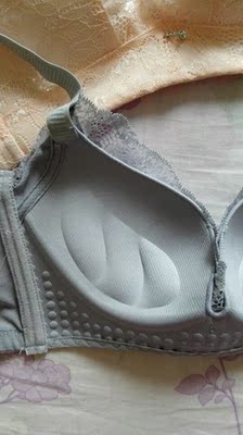 宝贝和卖家形容的一模一样，颜色也是一模一样没有色差。我买的是薄款，上身很舒适大小合适面料很亲肤不扎人。