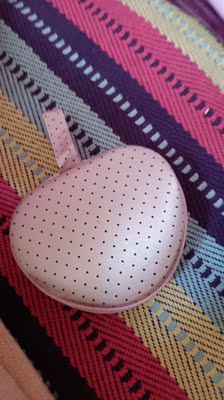 不错&hellip;&hellip;很黏的，颜色也正&hellip;&hellip;搭配衣服穿有它就好了哦，小盒子也不错，送的小礼物也挺好的