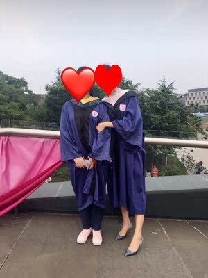 闪片的鞋子，我一直都有种草，很buling buling，这个颜色是冰雪女王的，很梦幻，穿着也是很性感的 ，这家店的鞋子，我都挺喜欢的，颜色很多，感觉都很喜欢，特意穿了一个多月才评价的，跟还是挺稳的，性价比高，鞋底不用贴底，我觉得挺耐穿的，亮片的软硬度，刚好，不是那种很硬的，亮片没掉，质量不错，已经下单再买一双其它的颜色，记得给优惠哈，经分享给闺蜜了。