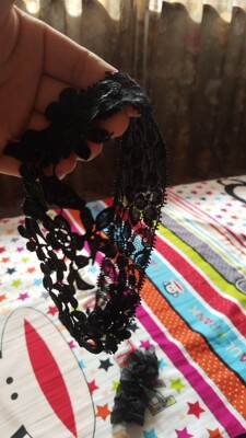 宝贝有点大，带着感觉要掉的样子，但是从后面折起来用黑色线缝一下，还是可以使用的