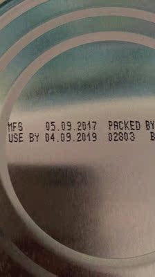 差评原因:1.买的从澳洲直发想着贵点就贵点，要日期新鲜的。结果发回来是17年9月份的，天猫直营保税区发货的还是10月份的呢！《澳洲直邮》回来的结果是17年9月份的，让人深思！2.收到货反馈问题客服态度非常不好，说我们采购的就是这个日期，还没给你发5月份的日期呢，澳洲本土卖的就是9月份的。那我想问你:我如果是要17年9月份的，我还会多花钱等了半个月买你直邮的吗？我在天猫直营买的还是10月份的呢。3.我申请了退货退款，结果客服不给同意，非得让我把原因改为其他才给同意。算了吃一堑长一智，这次算是买个教训吧！望看到此评论的朋友谨慎购买澳洲直邮的，多花钱买的还比和保税区的日期晚！