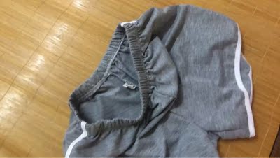 这几天太忙了，说实话这裤子挺不错的，已经是第二次下单，非常喜欢，穿着也舒服