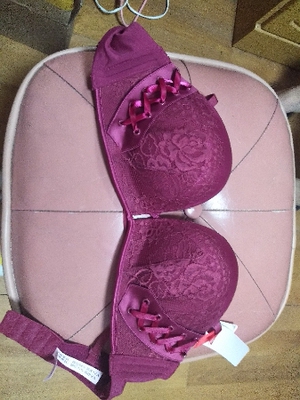 这就是他们的砖头红，，简直无语，，颜色差太多了吧，，，之前也是在他们家买的，，但是这次真是失望