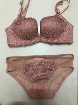 很美的内衣哦！ 很好看 和图片一样，颜色更正，一点也不扎，好舒服，简单大气，非常满意，下次还会在来的喜欢的妹子可以下 手