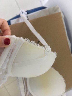 穿不成，已经扔了。非常差的一次购物体验，不建议购买。快300块钱的内衣，收到后发现文胸里衬和腋下发黄，感觉就是被人试穿脏了以后的留下的汗渍，很恶心，收到后的当天下午就联系了客服，客服回复说有吊牌，水洗签和购买记录，一起拍照后才给换。因为剪的时候顺手就把标签丢掉了，我还专门翻了垃圾桶才找出来。结果第二天，另一个客服就不认账了，非要说摘了吊牌就不能换了。本来就是质量问题，和带不带标签有什么关系。难不成我退回去后还准备卖给下一个人？客服这种推卸责任的表现根本没有一个大品牌的担当，失去了对这个品牌的信任