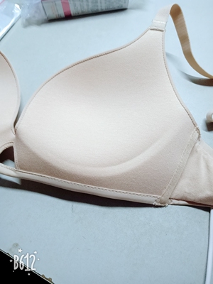 首先我真的是超级喜欢这件内衣，简单，舒适，简直就是小胸妹子的福音，这是第一次在她家买内衣，但是我已经决定了，以后都要在她家买，真的是漂亮舒服，喜欢的妹子，真的可以毫不犹豫的下单了！！我还看中了她家几件好看的，过段时间都会买！！！