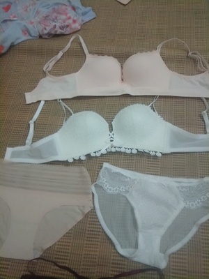 老顾客了，兔子家的内衣质量不错，还很好看，穿着舒服，半杯上托聚拢效果不错。已经推荐给朋友了，有需要会再来的！