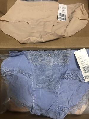 伊维斯和曼妮芬、兰卓丽、加一尚品是同一个集团的牌子 质量我感觉比曼妮芬和加一要好一些，其他牌子没买过不知道。有活动的时候 妹子们就赶紧下手！性价比是真的高！感觉我入坑了 买买买停不下来哈哈哈哈哈！不多说 上图 可以看出我是真的真爱！！个人觉得 女人嘛 虽然说内衣内裤都是说在里面看不到 也许只有老公看了哈哈哈！但成套的买穿上身真的很漂亮的说！而且还带有一定的诱惑力 不多说了 准备要开车了哈哈哈哈