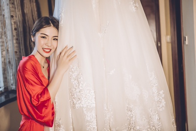 睡衣摸起来不是像是真丝一样顺滑，是送给妹妹的结婚礼物，好在拍出来的效果是很惊喜的，很美腻～里面的吊带裙来说很性感，领子是非常低的，拍照的时候不得不顾着胸前😂😂😂