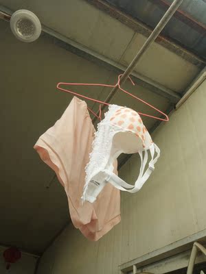 超级好看，发货快，就是我胸大，没有胸小一点的穿起来好看。全五星好评了。客服很可爱。