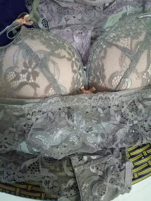 内衣收到了 快递挺快的,尺寸正好合适 卖家还送了排扣和肩带和一条内裤谢谢,非常满意,祝卖家生意兴隆👏👏 内衣收到了 快递挺快的,尺寸正好合适 卖家还送了排扣和肩带和一条内裤谢谢,非常满意,祝卖家生意兴隆👏👏