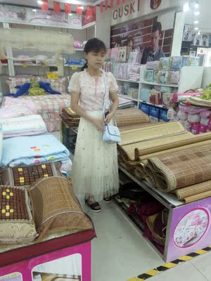 衣服很好，质量量可以，就是有点贵。其它都好！