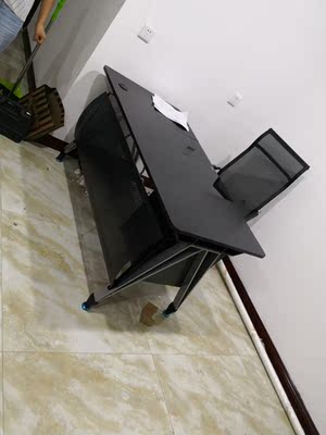 桌子挺好,安装简单。挺大气的!卖家服务态度也好 桌子挺好,安装简单。挺大气的!卖家服务态度也好