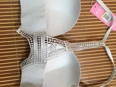 为了要买美背特意找的，觉得后面的塔这样设计很有个性啊，只是拿到手杯有点厚，第一次穿前扣式的有点不习惯