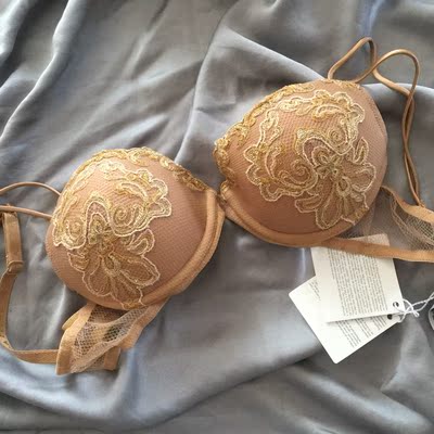 很漂亮 买的码数也合适 肩带很细但挺舒服的 包装很好 有点浪费不环保 一个文胸一个大纸箱 下次几件可以放一起 我也不用一起收七八个箱子了