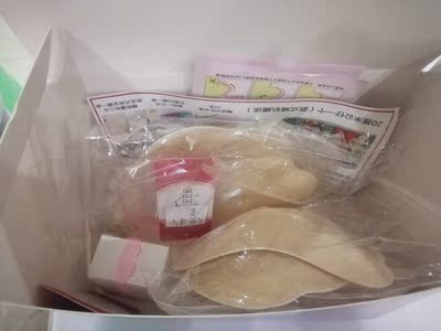 用手指戳了戳，粘度还是可以的，下周去拍婚纱照，希望能用得上，不要掉了就好。。。。哈哈。。。。。