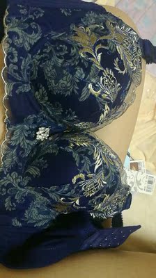 非常喜欢刺绣文胸，很漂亮，我很喜欢，颜色很证，这是我第二次买，