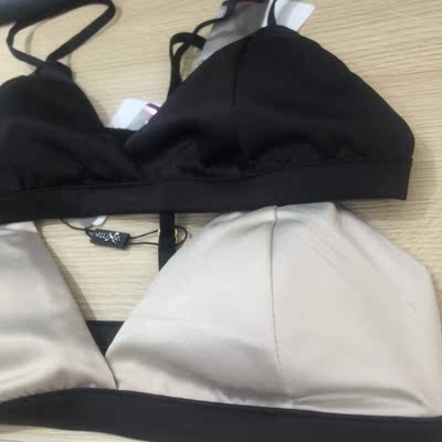 内衣好舒服哦，穿戴后上身没有什么束缚感，穿着这款内衣之后整天都感觉好轻松呀。胸部不会感觉有压力，以前买过类似的内衣穿了都好不舒服的，一开始不懂怎么选尺码，这款是问了你们家客服小姐姐之后我才选下的，收到后尺码罩杯大小都合适呀，价格在能接收的范围内， 蛮不错的一家，服务得好贴心，罩杯材质也好柔软触感真是相当的好呀，不错，心情棒棒的！