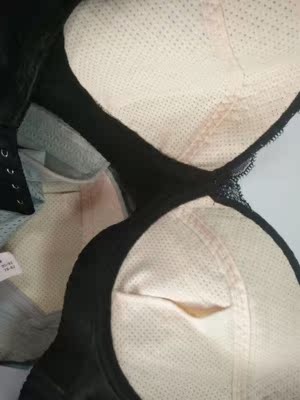 已经是这家店的老顾客了，质量响当当的不用说了，加上价格又亲民，真的是一买就停不下来啊，太喜欢了，超级喜欢这种薄杯的内内，穿上非常透气，一点也不会闷，想象不到的舒适，底围弹性很好，一点也不会勒到肉肉，等过段时间打算再入手几件