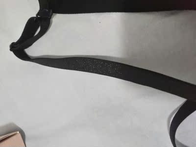 弹性很好，穿在身上也很舒服，唯一就是我不喜欢加厚很多的，虽然胸小，哈哈，还有那个肩带我特别喜欢，材质和内衣不一样，微闪的料子