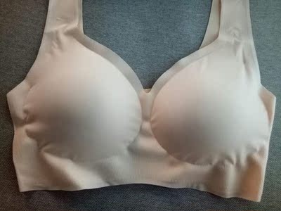内衣很好穿，我买了一件这个，还买了一件有钢圈的，这个内衣很贴服耶，好穿，只有下面一点是厚的，上面都是薄的，透气，最近很流行穿这种内衣，所以我也买了一个，穿着真心不错，可以考虑再买两个。