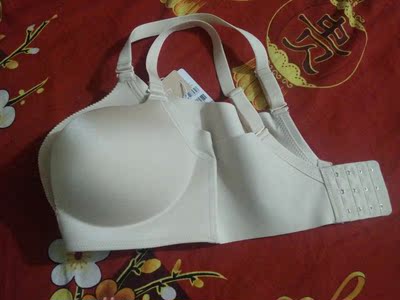 布料光滑，折后没有痕迹，无钢圈但是非常的有型，真的很棒，手感很好。包装非常仔细、严实，物流公司服务态度很好，运送速度很快，很满意的一次购物。款式与描述的一致，无可挑剔，型好，面料柔软光滑，摸起来滑滑凉凉的不输实体店的质量。实体店这样的质量要双倍的价钱多，内衣水洗都不会掉色关键是没有刺鼻的气味，价格便宜实惠，最喜欢的是它的聚拢效果和它的设计很好看，客服的服务态度也特别好，颜色挺好看的，厚度适中，大爱~