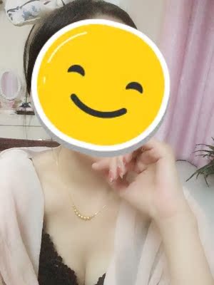 真的好舒服，二代，三代。肤色黑色各一个。比我买的那些加厚款还要聚拢，而且还比较显胸。小胸都能穿出深沟来