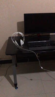 桌子很漂亮,我和爷爷一个小时就安装好了,如果是我自己可能要几个小时,就是快递太慢了,七八天才到 桌子很漂亮,我和爷爷一个小时就安装好了,如果是我自己可能要几个小时,就是快递太慢了,七八天才到