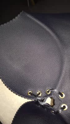 布料蛮舒服的，而且快递也很给力，穿上去也没有束缚感，在外面实体店的这个价钱还买不到呢