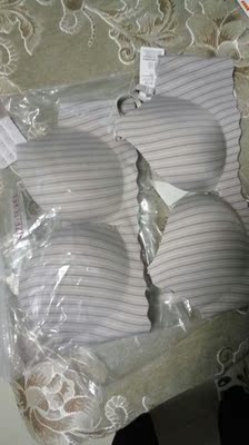 我又一次买了该产品，向同事和朋友看了，她们都说不错，也在淘宝上买了该产品，真的觉得挺好的，摸起来手感柔软舒服，穿着一点儿也不紧，真的觉得买的值，也很好洗，而且又上的新款非常漂亮，时尚。给个五星级的评价！