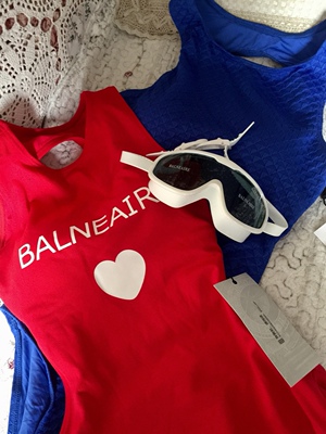 颜色,面料质地非常上档次,又不失小性感,超级舒服。谢谢店家送的沙滩罩衫。 颜色,面料质地非常上档次,又不失小性感,超级舒服。谢谢店家送的沙滩罩衫。