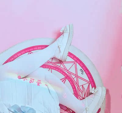 喵喵喵～我有臭jiojio(翻白眼)。脚底的爪爪很可耐～少女心爆棚～(嘘～腿粗这件事都知道)