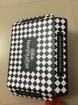 颜色正，质量好，滑滑的，粉粉嫩嫩的，包装也很好，发货速度够快的，如果有胸垫就更好了，胸小不怎么好看，穿不出效果