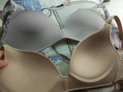 内衣穿着很舒服，透气，厚薄适中不是太厚的那种，根据推荐的码买的，很和贴。材质是光面交滑的那种，一来就试了一下，也不会往上跑，很合适，喜欢。