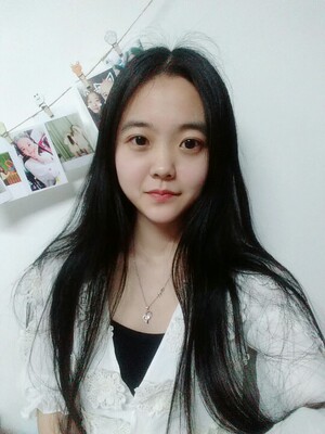 刚拿到就穿了  很好看 。纱裙 贴身穿很舒服 外面小花朵装饰是立体的 设计很好看 侧边有拉链 我刚穿还以为是直接套的 哈哈哈 等夏天到了啦 就去水上乐园