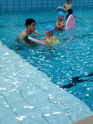 游泳衣质地很好，就是拍小了，明年嫌小了，