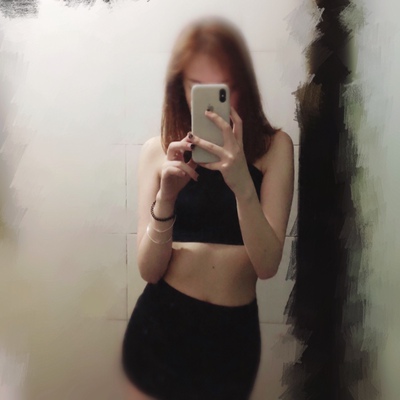 薄薄的面料很舒服 有点点透  拍不太出来透 其实是有点透哒～ 胸小就靠腿撑撑场面 嘻嘻