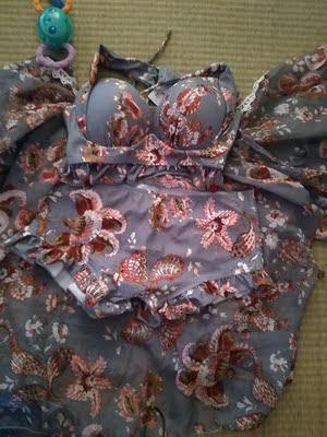 泳衣收到了，质量挺好的，还没穿，等下个月就可以用到了，好开心。卖家发货很快。