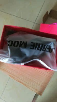 家里一件露肩连衣裙配这款再好不过了，刚收到货就迫不及待的的试穿了一下，面料很柔软，穿着也不易下滑，关键很聚拢，搭配衣服美美哒