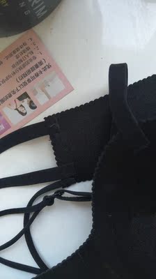 买的黑色 连颜色都发错了 更不用说质量了 差到没朋友 买了一次都没穿 内衣带接口的地方还扎人 懒得退 又浪费了